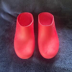 Lightly Worn Dark Pink Calzuros